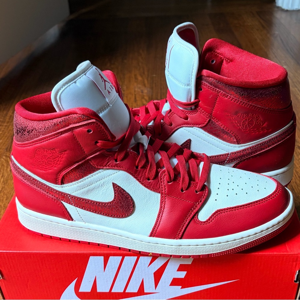 Special Edition AJ1 
Women’s Air Jordan 1 Mid SE
Brand new without box